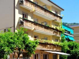 Residence Glicini, teenindusega apartement sihtkohas Finale Ligure