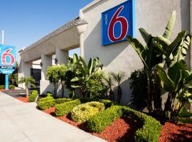 纽波特海滩6号汽车旅馆，位于科斯塔梅萨的酒店