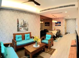 LUXURIOUS EXQUISITE SEAVIEW PRIVATE MARINA CONDOMINIUM, hotel with parking in Nusajaya