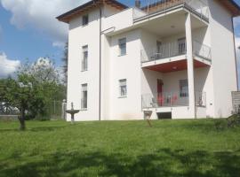 Villa Emilia, hotel with parking in Castronno