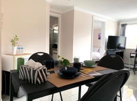 Entire Private Suite - 5 Min Walk to SkyTrain, Free Parking, 15 Mins to Downtown, Hotel in Vancouver