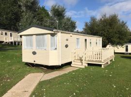 3 Bedroom Caravan KG37, Dog Friendly, Shanklin, Isle of Wight, luksusleirintäpaikka kohteessa Shanklin