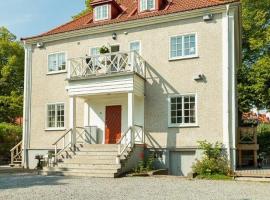 Accommodation close to Stockholm City, hotel cerca de Vinterviken garden, Estocolmo