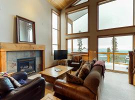 Arolla Chalet D, hotel i Big White