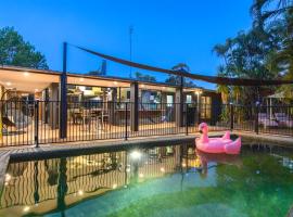 Cool Noosa Home. Central location. A/C. Gym. WIFI. Netflix, hotel i Noosa Heads