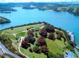 Waiheke Island Vineyard Holiday Houses, hotel v mestu Surfdale