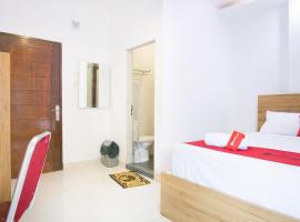 RedDoorz @ RS Adam Malik Medan, bed & breakfast σε Medan