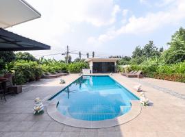 Relax Garden House, hotel con estacionamiento en Chiang Mai