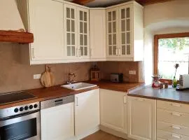 Kleines Häuschen im Grünen