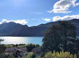 Appart T4 Christina contemporain, Vue Lac, climatisé avec parking, hotel with parking in Aix-les-Bains