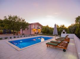 Holiday house Elizabeta near Imotski, private pool, hotel v destinaci Grubine