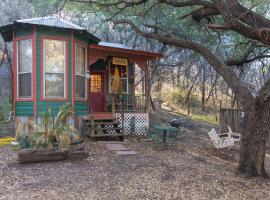 The Victorian Cottage at Creekside Camp & Cabins, hotel in Marble Falls