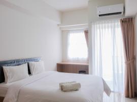 Modern and Comfy Studio Parkland Avenue Apartment By Travelio, khách sạn ở Babakan