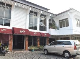 RedDoorz near Kampung Warna Warni, hotel with parking in Malang