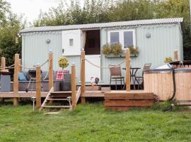 Shepherds Hut with Hot Tub, apartment in Lymington