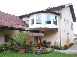 Gertis Blumenhof Privatzimmer, Ferienwohnung, rumah tamu di Gmünd