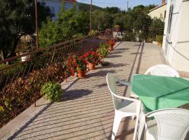 Apartment Mili - 50m from beach, lejlighed i Sutomišćica
