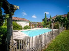 Beautiful farmhouse with private pool: Le Houga şehrinde bir otel