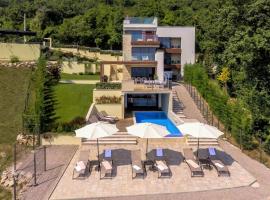 Villa AltaVista - Seaview & Relax with Heated Pool & MiniGolf, spa hotel v mestu Opatija