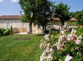 Chez "hygge en périgord", gîtes climatisés à la campagne avec piscine chauffée privatisée et balnéo en option ou déjà incluse- 1 gîte de 2 personnes, 1 jusqu'à 6 personnes et 1 jusqu'à 12 personnes, hotel in Léguillac-de-Lauche