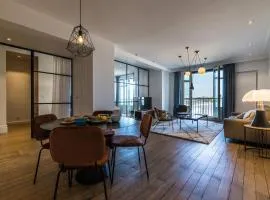 BEACHVIEW KEYWEEK Beachfront Renovated Apartment with Parking in Biarritz