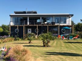 La Maison Bateau au Bord de Mer, hotel con estacionamiento en Guissény