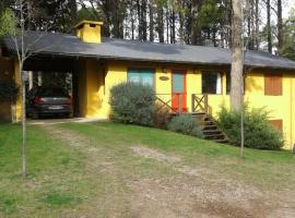 Casa completa en el bosque para 8 personas no aceptamos grupos de jovenes, casa en Pinamar