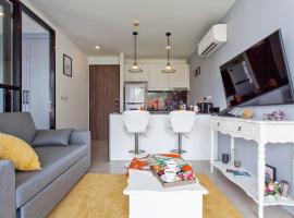 Palmyrah Surin Apartments by Beringela、スリンビーチのビーチ周辺のバケーションレンタル