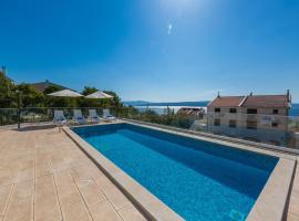 Apartments Villa Grande, hotell sihtkohas Dramalj