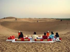 Sunny Desert Camp، مكان تخييم في Kūri