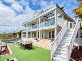 Orakei Grandeur Mansion with Sea Views & Pool, hotel Aucklandben