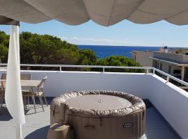 Sonne & Meerblick aus 40 Grad heißem Whirlpool genießen - Zentral am Hafen und dennoch ruhig: Cala Ratjada'da bir daire