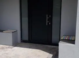 Shell Cottage a stone's throw from the beach