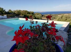 La Sima villa con piscina vista mare San Pantaleo Sardegna, hotel z bazenom v mestu San Pantaleo