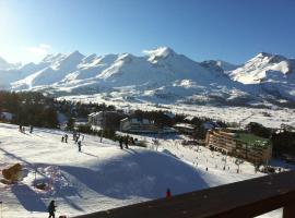 Eden sur les pistes avec vue panoramique sur la vallée โรงแรมในลาจูดูลูป