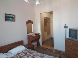 Ялинка, Hotel in Vyshkiv