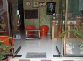 Sri Sai Durga Residency, hotel v destinaci Širdi