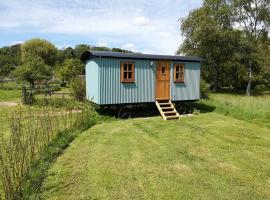 Gaggle of Geese Pub - Shepherd Huts & Bell Tents، فندق في دورتشستر