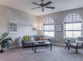 Luxury Retreat + Pool + Gym, апартамент в Сан Антонио