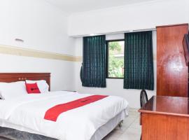 RedDoorz near Lenmarc Mall Surabaya, hotel with parking in Pradahkalikendal