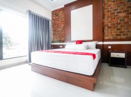RedDoorz Plus near Kualanamu Airport Medan: Medan şehrinde bir otel