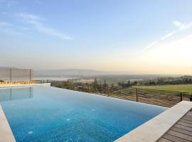 מתחם כנרת במושבה, hotel in Kinneret