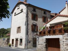 Gîte la maison de Mika, hotel en Saint-Floret