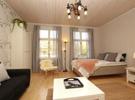 Idyllic central wooden house apartment, hotelli Porissa