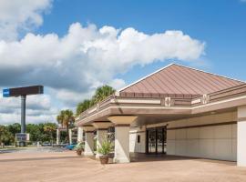 Travelodge by Wyndham Deltona, hotel cerca de Aeropuerto internacional de Orlando Sanford - SFB, Deltona