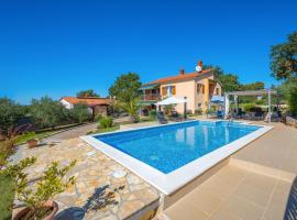 Amazing Home In Radmani With 4 Bedrooms, Wifi And Outdoor Swimming Pool, hotel em Radmani