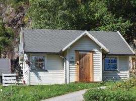 Awesome Home In Vallavik With 3 Bedrooms And Wifi, hotell med parkering i Vangsbygd