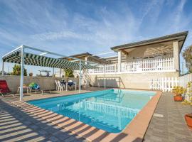 Stunning Home In Arnaud-guilhem With Outdoor Swimming Pool, budgethotell i Arnaud-Guilhem