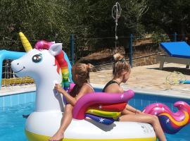 Hakuna Matata Holidays 'Agalia' with pool in Greek Olive Grove，邁索尼的家庭式飯店