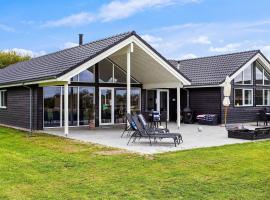 Holiday Home in Zealand with Private Pool, villa i Bøtø By